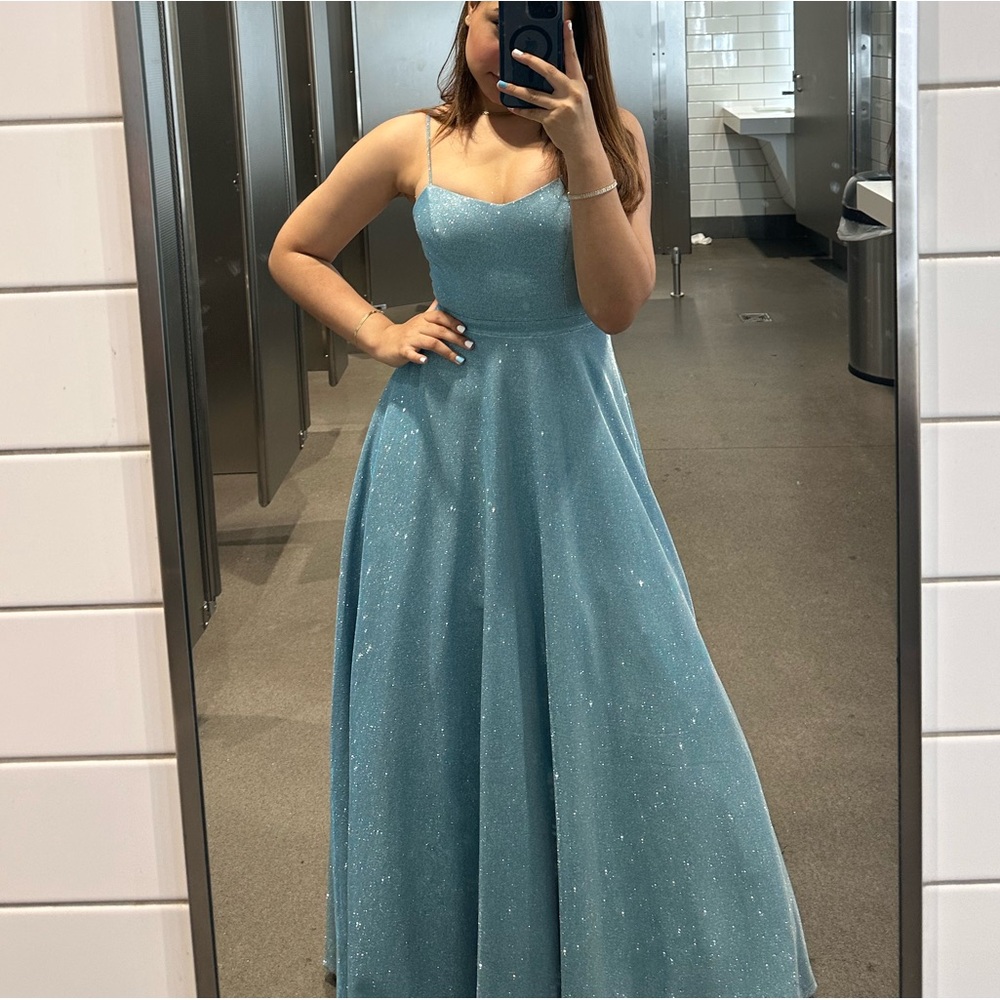 Dress blue solo lo use por una vez esta nuevo y con todo el brillo es precioso